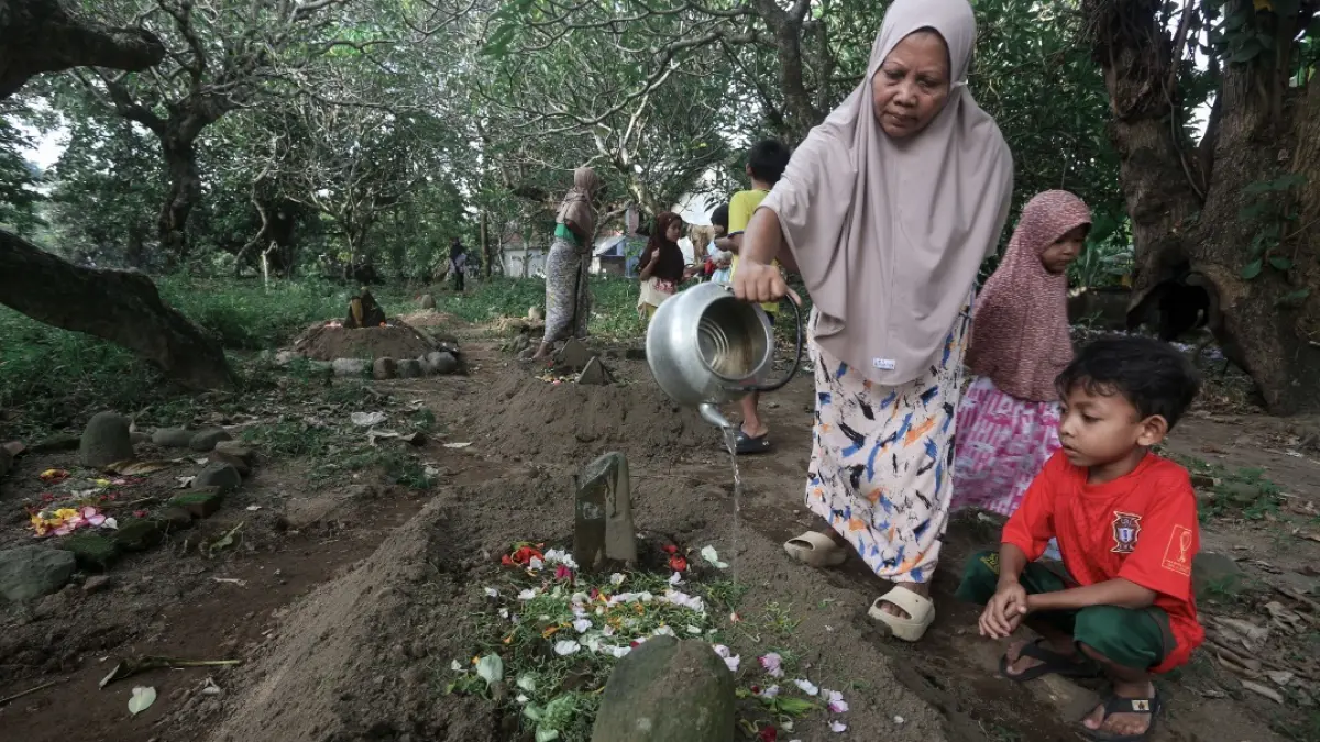 INGAT MATI: Keluarga yang sedang melakukan ziarah makam, beberapa waktu lalu. 