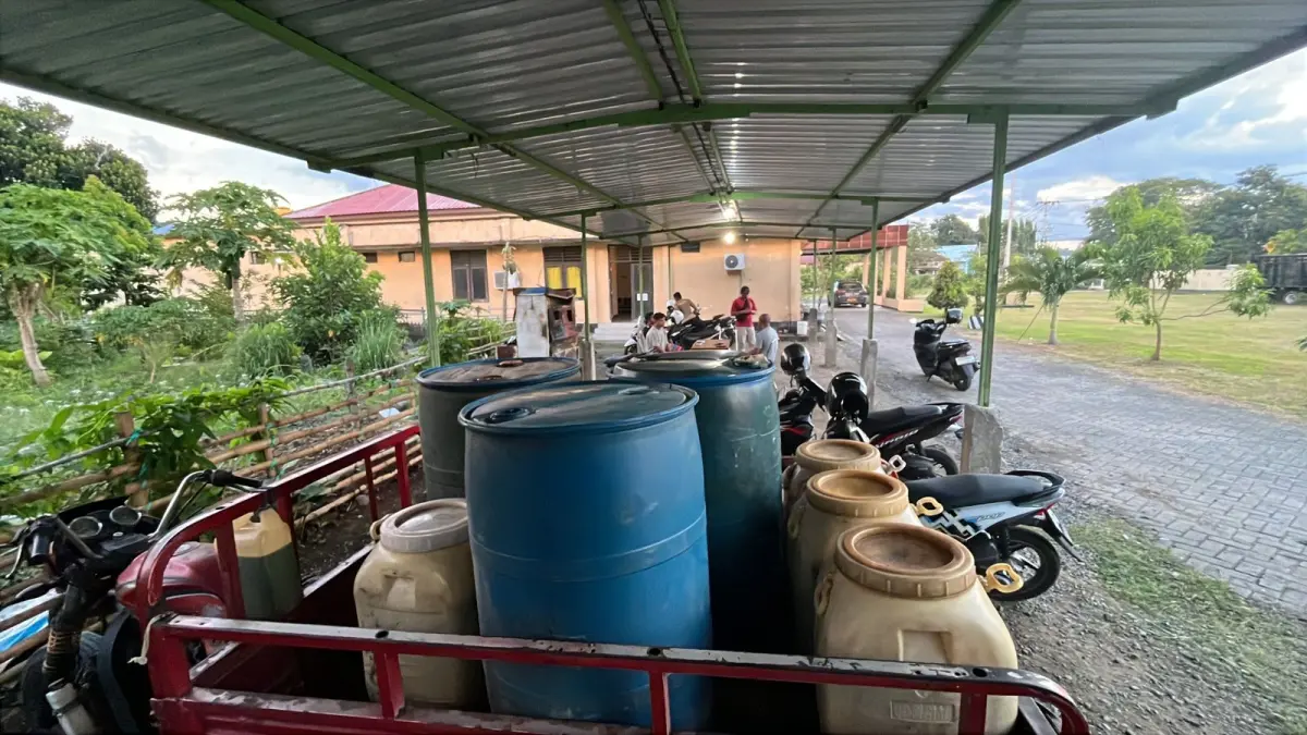 INI BARANG BUKTI: Polda NTB menyita barang bukti kendaraan pengangkut solar subsidi yang diduga disalahgunakan, Sabtu (4/4).&nbsp; (HARLI/LOMBOK POST)