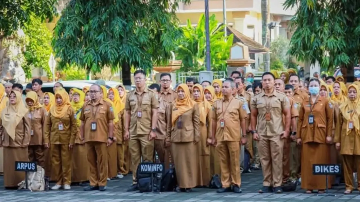JADI TELADAN: ASN di Lingkup kerja Pemkot Mataram sedang apel pagi, Senin (7/4).  