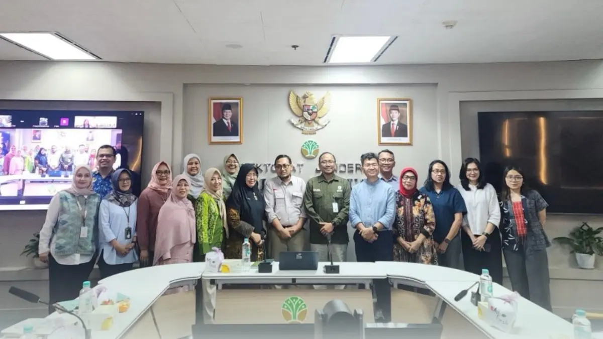 JAGA LINGKUNGAN: Foto bersama pihak Kemenhut, UNDP dan perwakilan dari 3 provinsi penerima manfaat program SPARE, di Jakarta belum lama ini. (BAPPEDA NTB FOR LOMBOK POST)