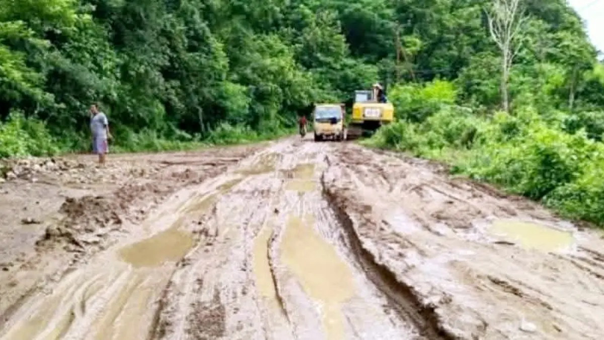 JALUR VITAL: Inilah kondisi proyek long segment jalan provinsi Lenangguar-Lunyuk, Kabupaten Sumbawa. Pekerjaan ini belum tuntas meski sudah diberi dua kali adendum. (FAKHRUDDIN UNTUK LOMBOK POST)