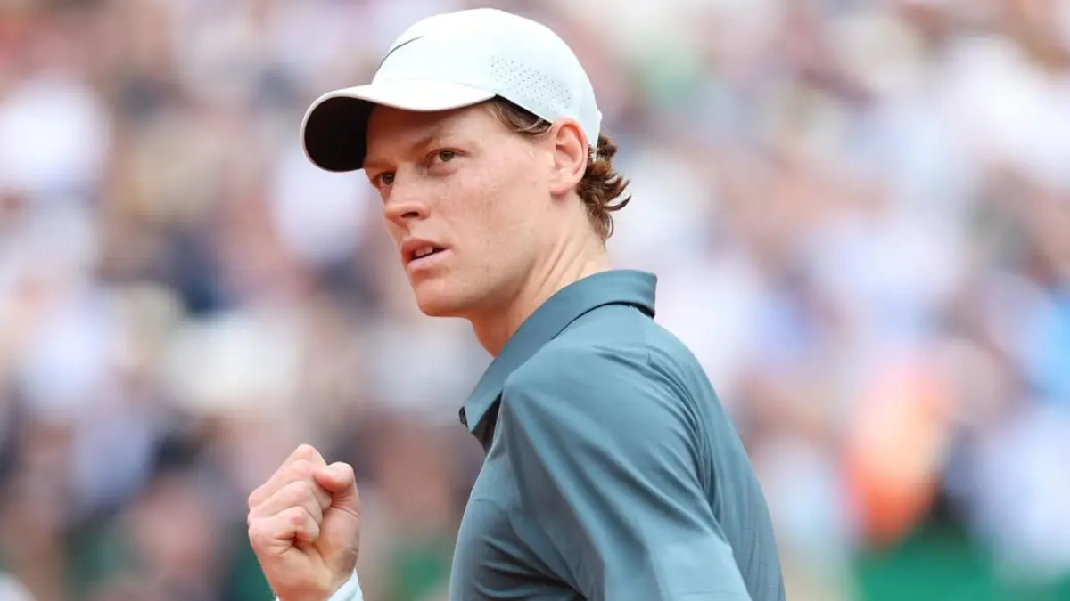 Jannik Sinner tampil dominan di Monte-Carlo usai hajar Ugo Humbert 6-3, 6-0, sekaligus membuka peluang merebut ranking 1 dunia dari Alcaraz. (Instagram Roland Garros)