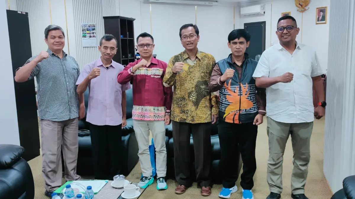 Kepala Bidang Pembinaan dan Pengembangan Kepemudaan H. Tarmidzi bersama perwakilan Kemenpora RI, di Jakarta. (DIKPORA/LOMBOK POST)
