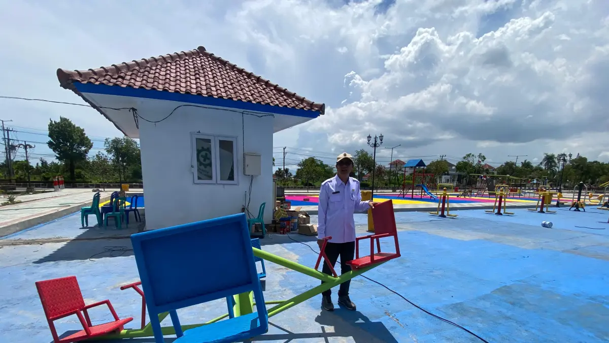 Kepala Dinas PUPRPKP Lombok Barat Lalu Ratnawi, saat meninjau langsung kondisi alat bermain di area playground di Alun-alun Giri Menang Park, Rabu (8/4). (TONI/LOMBOK POST)