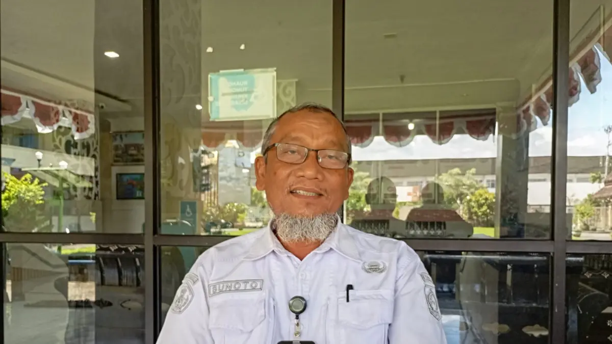 Kepala SMAN 8 Mataram Sunoto