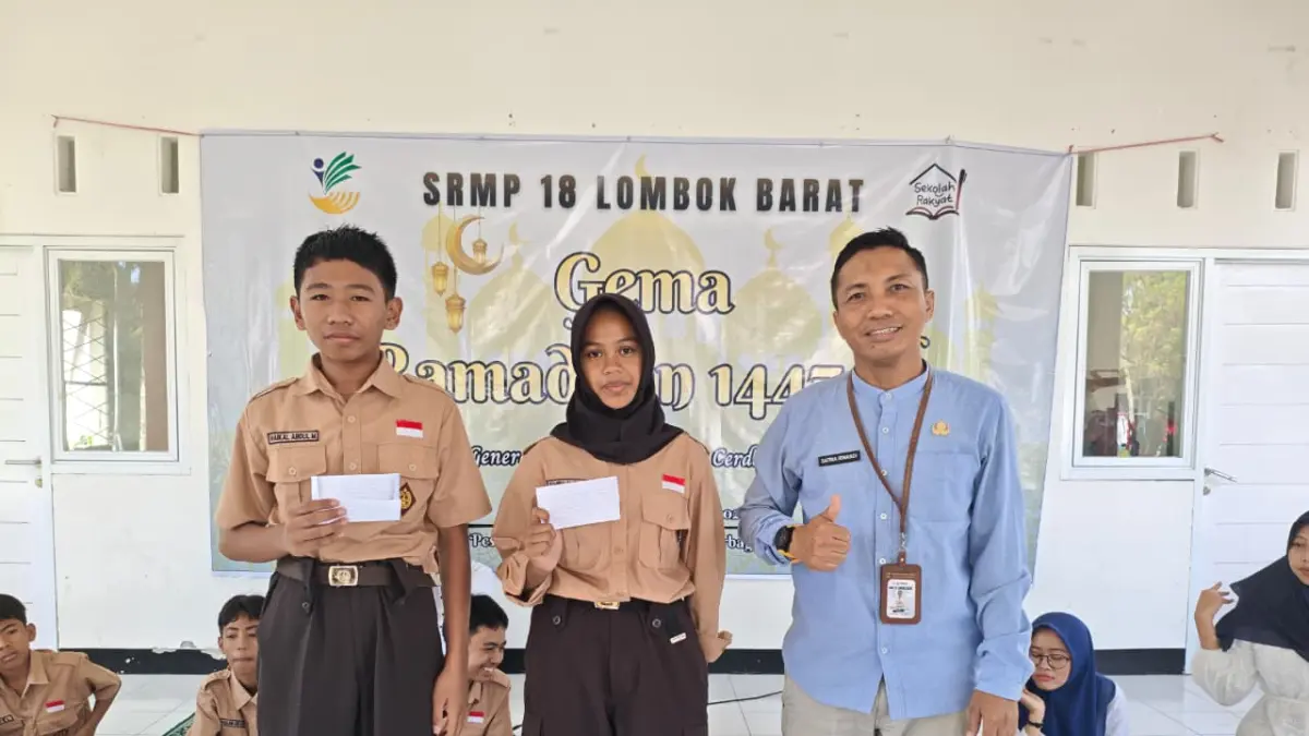 Kepala SRMP Lobar Satria Irwandi bersama siswa berpretasi di sekolah setempat, belum lama ini.