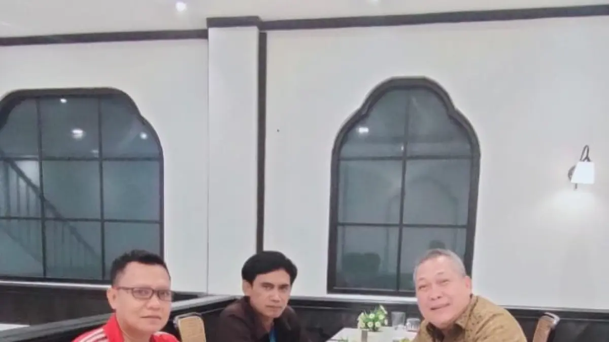 Ketua APPOI NTB H. Tarmidzi didampingi Sekretaris APPOI NTB Kusnadi melakukan pertemuan strategis dengan Ketua Umum PP APPOI Dr. H. Arianto. (DIKPORA/LOMBOK POST)