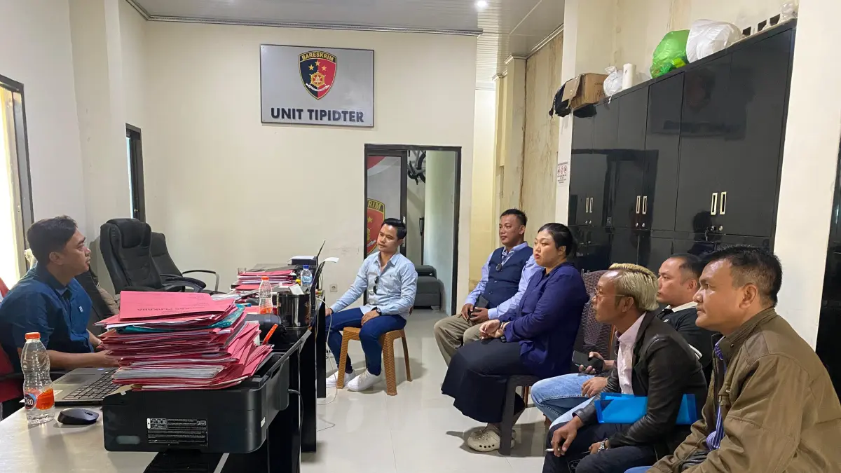 Kuasa Hukum Baiq Restu, Rodi Fatoni mendampingi kliennya (terlapor) saat melapor balik kasus viralnya MBG roti belatung ke Polres Lombok Tengah, belum lama ini. (Rodi/Lombok Post) 
