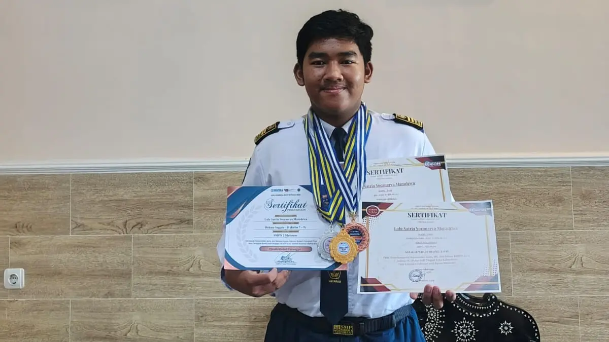 Lalu Satria Socanarya Maradewa, siswa SMPN 2 Mataram borong 3 medali di kompetisi akademik.

