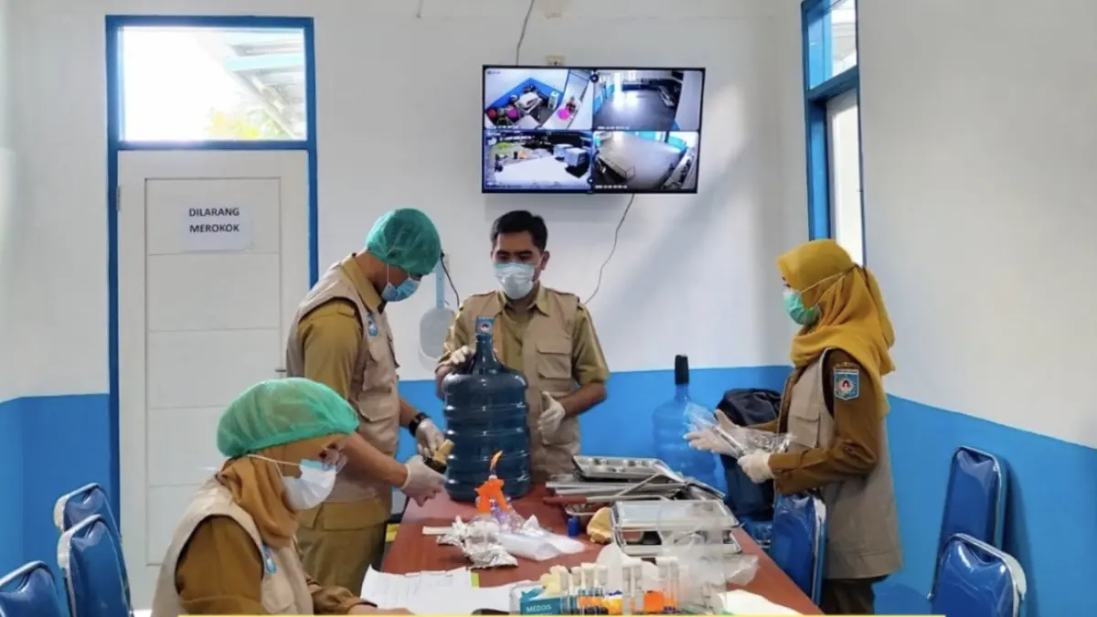 PENGAMBILAN SAMPEL: Petugas Labkesda Kota Mataram melakukan pengambilan sampel lingkungan untuk memastikan kualitas air dan sanitasi tetap sesuai standar kesehatan.
