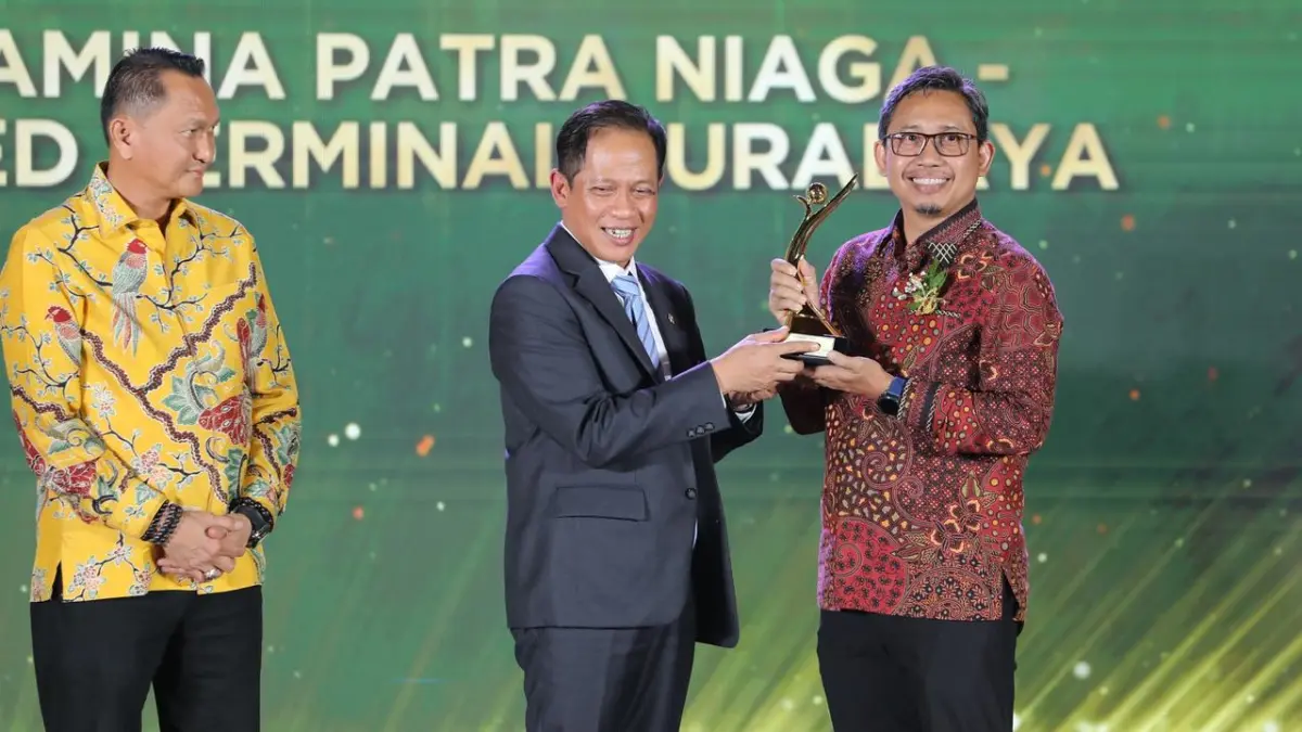 Penyerahan penghargaan PROPER Emas kepada Pertamina Patra Niaga Jatimbalinus di TMII, Jakarta.