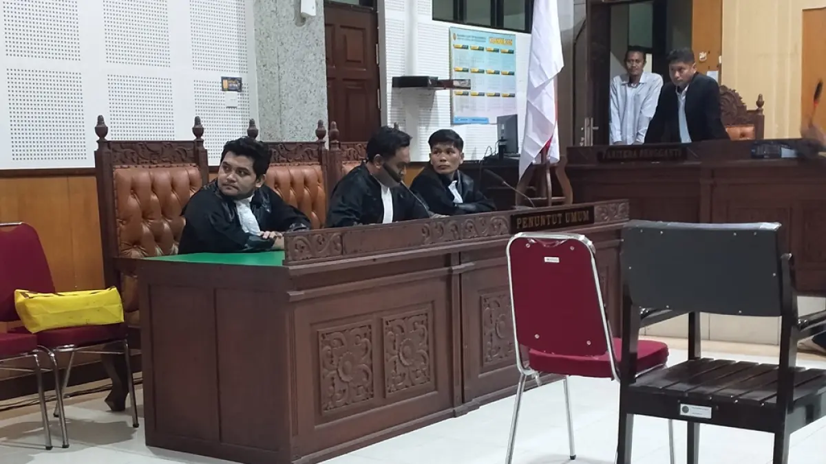 PERMOHONAN PK: Tim Penasihat Hukum PO Suwandi bersiap-siap memohonkan PK di PN Tipikor Mataram. (HARLI/LOMBOK POST)