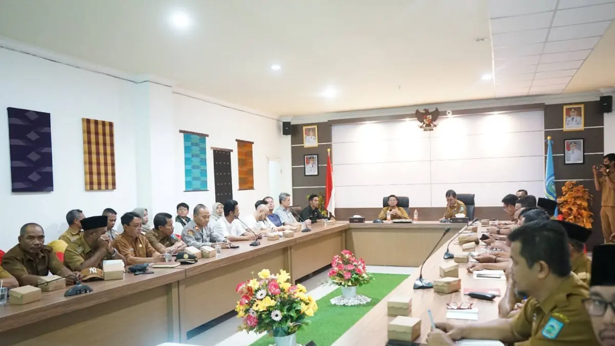 RAKOR: Bupati Dompu Bambang Firdaus memimpin rakor penyerapan gabah dan jagung di Gedung Paruga Parenta Dana Nggahi Rawi Pahu. (Diskominfo Dompu For Lombok Post)
