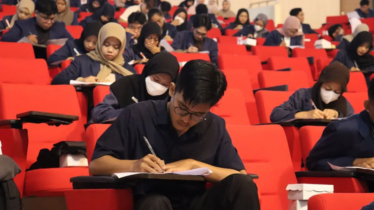 Ratusan mahasiswa Unram mengikuti seleksi ONMIPA di Gedung Dome Unram, pekan lalu.

