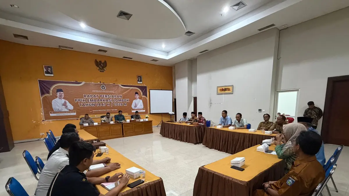 SATUKAN PANDANGAN: Rapat koordinasi persiapan Haji musim 2026 yang berlangsung di UPT Asrama Haji Embarkasi Lombok, Selasa (7/4). (DISKOMINFOTIK NTB FOR LOMBOK POST)