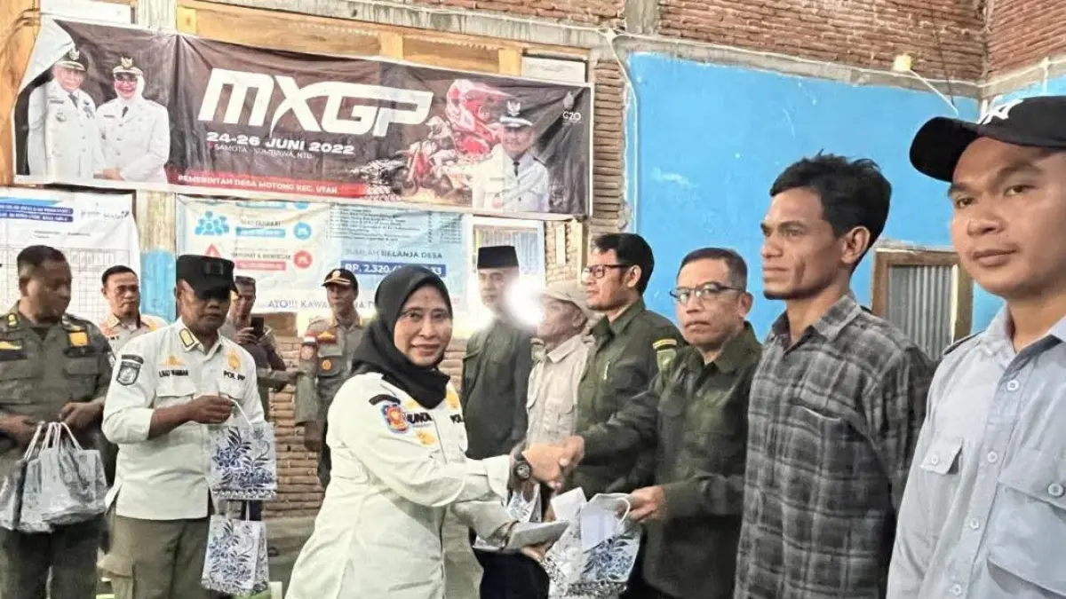 Sebagai bentuk penghormatan atas dedikasi yang tak kenal lelah, Kasat Pol PP NTB menyerahkan cenderamata kepada anggota Satlinmas Desa Motong.&nbsp;