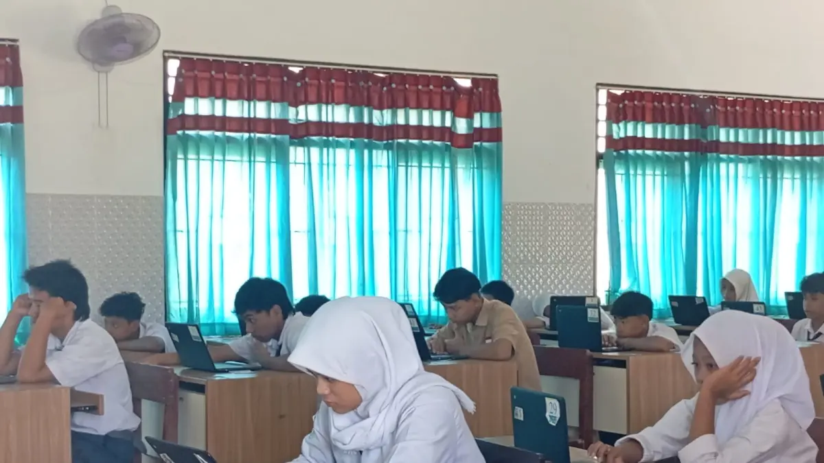 Siswa SMPN 23 Mataram melaksanakan TKA di sekolah setempat, Selasa lalu (7/4).

