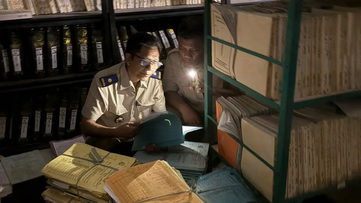 SITA DOKUMEN: Tim penyidik Kejati NTB mencari dokumen di kantor BPN Lombok Tengah, Senin (6/4). (KEJATI NTB FOR LOMBOK POST)