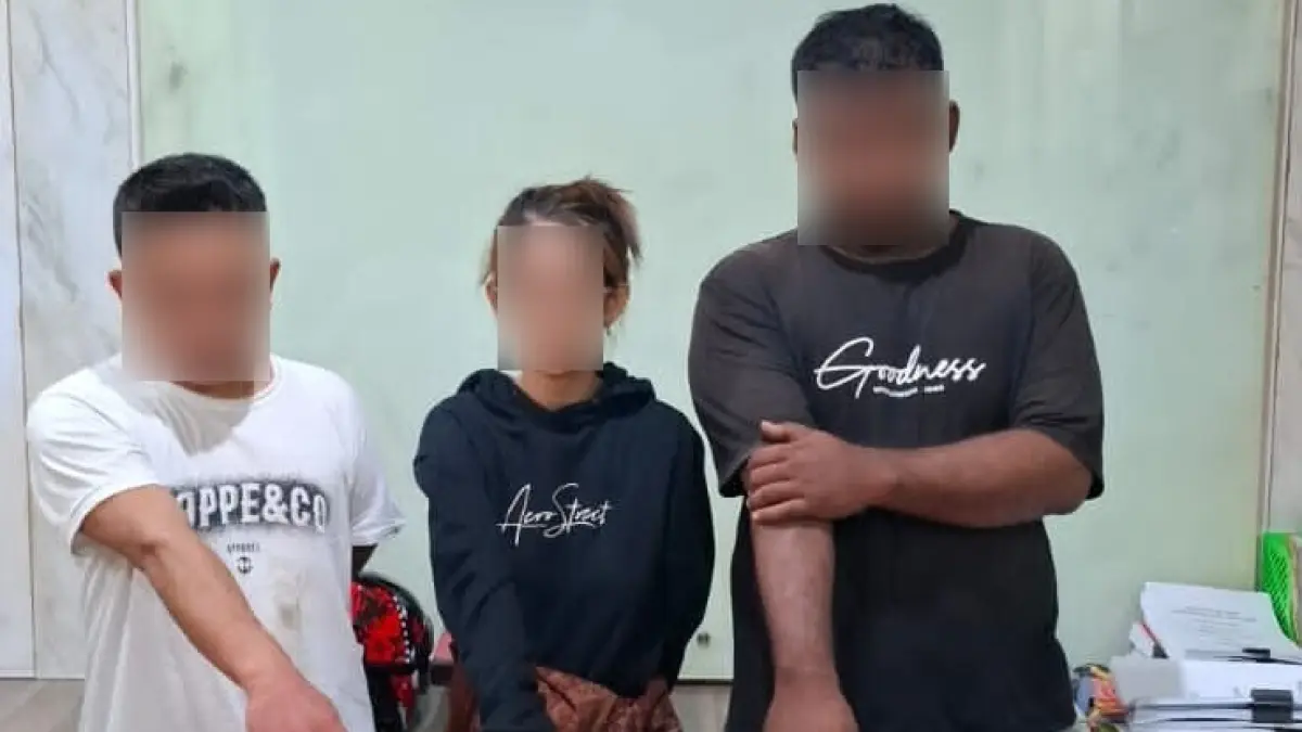 TERTANGKAP: Tiga terduga jaringan pengedar sabu diamankan ke Mapolresta Mataram, Senin (6/4), dini hari. (HARLI/LOMBOK POST)