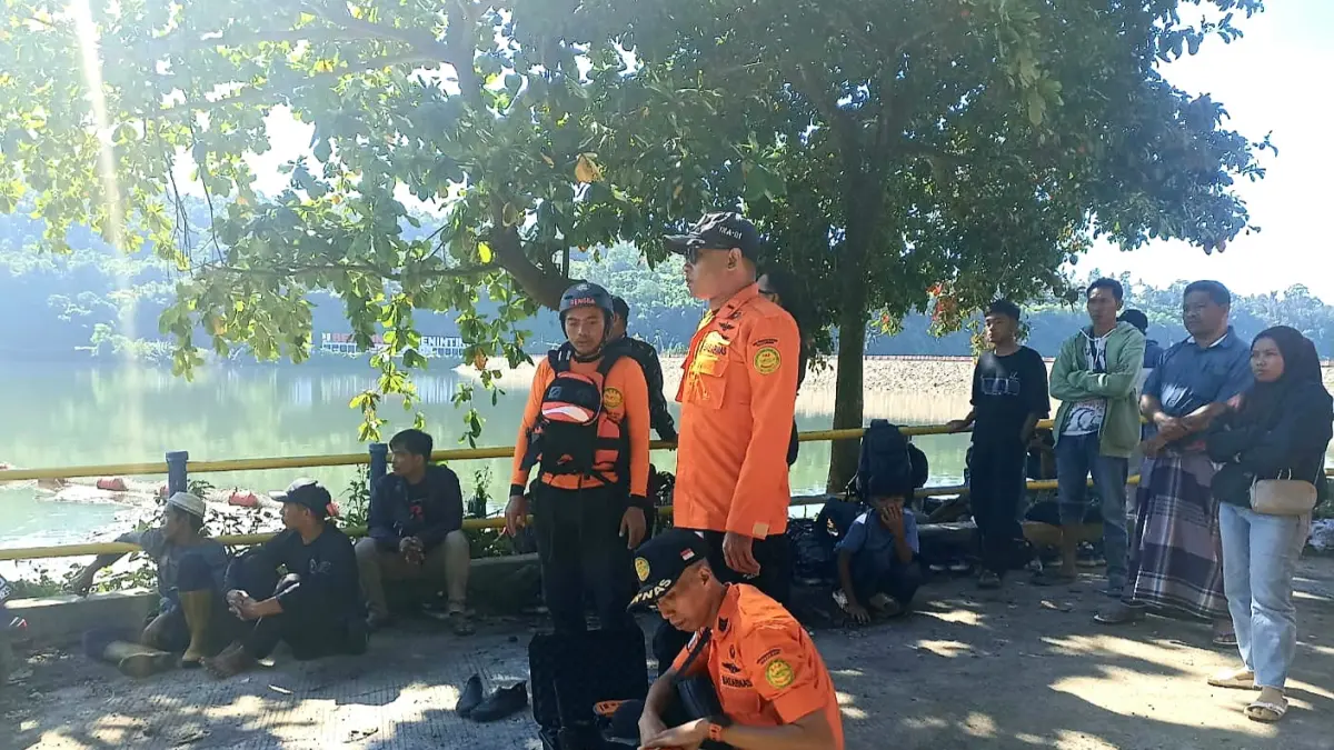 Tim SAR gabungan melakukan pencarian warga di aliran sungai kawasan Air Terjun Temburun Nanas hinga Bendungan Meninting, Selasa (7/4). (DOK BASARNAS)