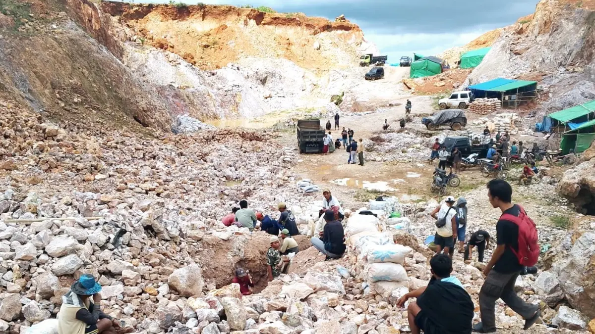 PERTAMBANGAN RAKYAT: Masyarakat menambang secara tradisional di Desa Persiapan Belongas, Kecamatan Sekotong, Lombok Barat. Melalui Raperda Pajak Daerah dan Retribusi Daerah (PDRD), pemerintah akan melegalkan Izin Pertambangan Rakyat (IPR). (HARLI/LOMBOK POST)