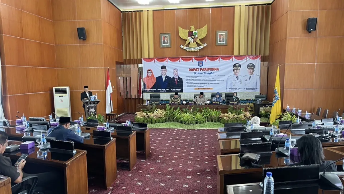 KHIDMAT: Ketua DPRD Kota Mataram Abdul Malik memimpin rapat paripurna penutupan masa persidangan II dan pembukaan masa persidangan III tahun sidang 2025–2026 di ruang sidang DPRD, Rabu (8/4). Dalam agenda tersebut, DPRD menetapkan Propemperda 2026 serta menyampaikan tiga Raperda inisiatif.

