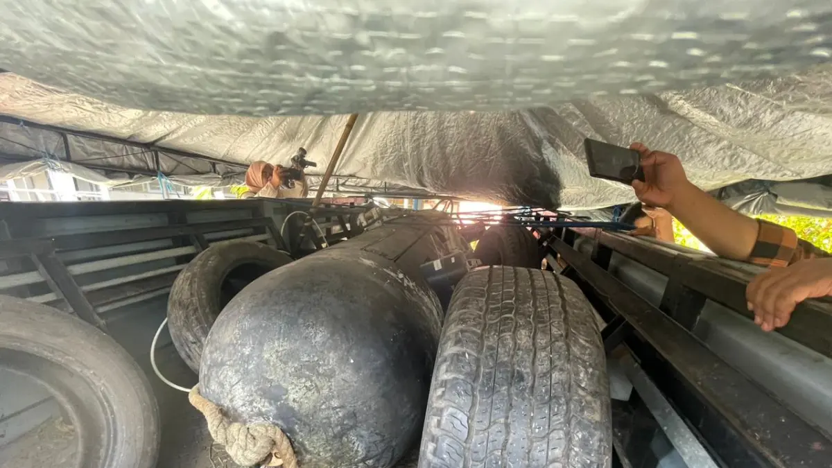 AKAN DIOBSERVASI LAGI: Benda mirip torpedo yang kini diamankan di Mako Lanal Mataram dibungkus menggunakan terpal, Rabu (8/4). (HARLI/LOMBOK POST)