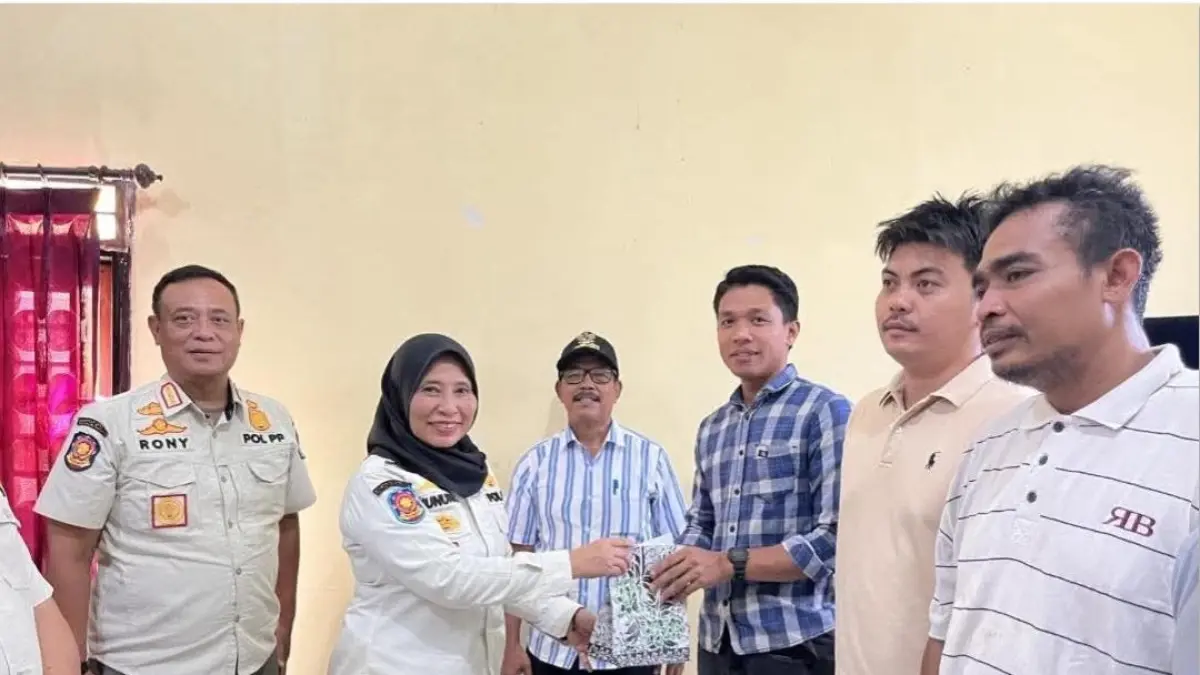 BERSINERGI: Kepala Satpol PP NTB Nunung Triningsih saat berkunjung ke Desa Seteluk Tengah, Kecamatan Seteluk, Kabupaten Sumbawa Barat, Rabu (8/4). (IST/LOMBOK POST)
