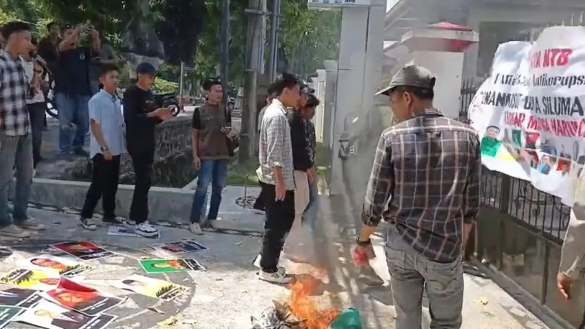 DESAK SERET PENERIMA GRATIFIKASI: Sejumlah mahasiswa melakukan demo di depan kantor Kejati NTB, beberapa waktu lalu. (HARLI/LOMBOK POST)