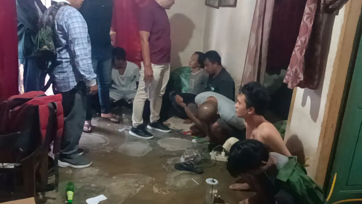 DIGEREBEK: Sejumlah pengguna narkoba digerebek tim Satresnarkoba Polresta Mataram usai pesta sabu di Sukaraja Timur, Kelurahan Ampenan Tengah, Kecamatan Ampenan, Kota Mataram, Selasa (7/4). (HARLI/LOMBOK POST)