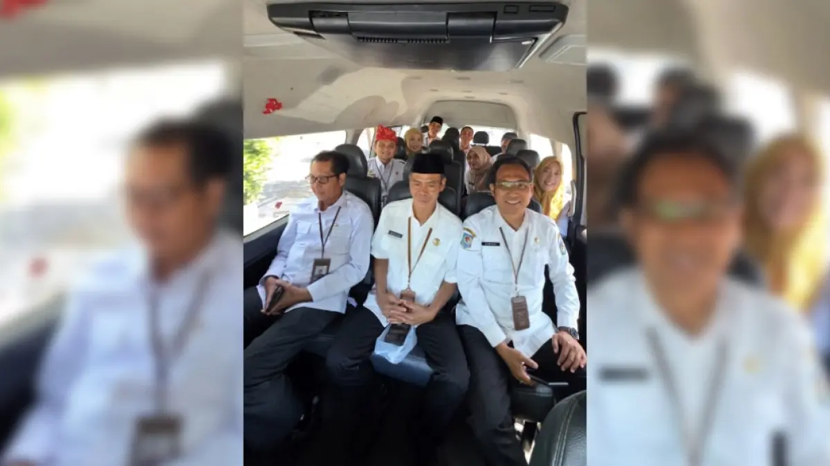 EFISIENSI BERSAMA: Sekda Kota Mataram Lalu Alwan Basri bersama sejumlah kepala OPD berangkat menggunakan angkutan umum menuju Kantor DPRD Kota Mataram, Rabu (8/4). 