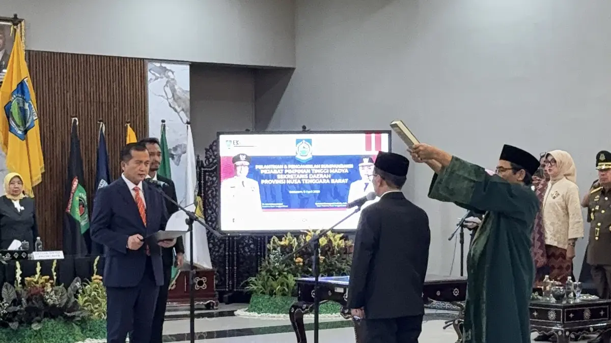Gubernur NTB Lalu Muhamad Iqbal saat melantik Abul Chair sebagai Sekda NTB, di Mataram, Kamis (9/4). (YUYUN/LOMBOK POST)