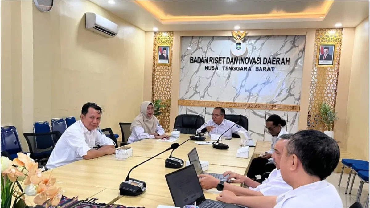 INOVASI: Kepala BRIDA NTB I Gede Putu Aryadi saat konferensi pers di Gedung BRIDA NTB di Lombok Barat, Rabu (8/4). (KOMINFOTIK NTB/LOMBOK POST)