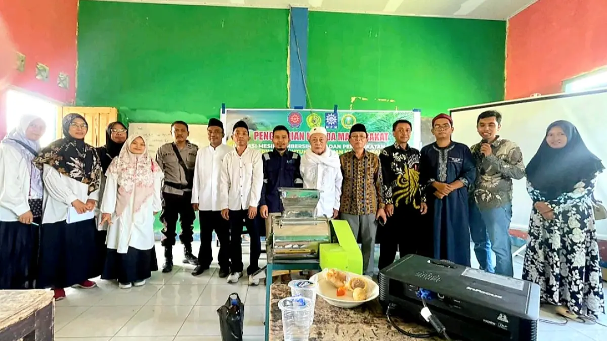 INOVATIF: Peserta mengikuti pelatihan penggunaan mesin pembersih jahe dan pembuatan pupuk organik dari limbah peternakan di Aula Ponpes Saadiyah, Praya Tengah, Senin (6/4). (DOK LOMBOK POST)