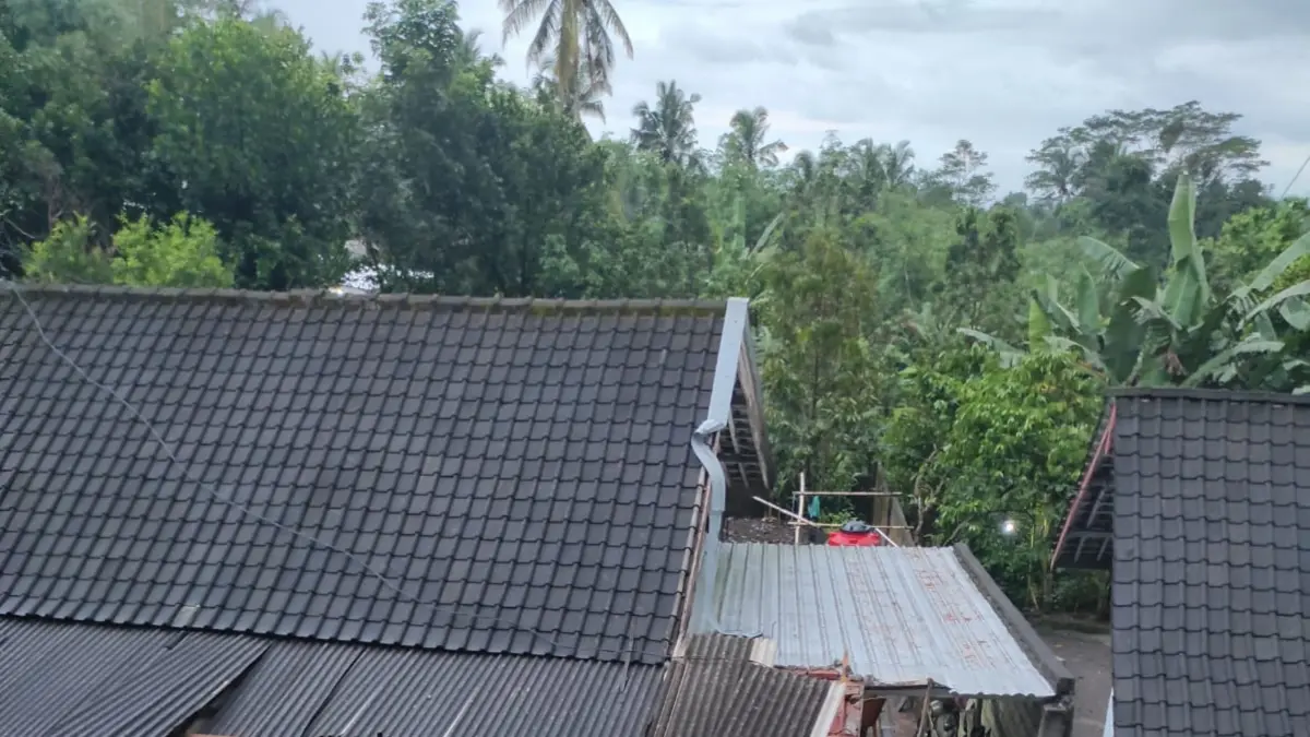  Intensitas hujan yang tinggi turut menyebabkan tanah longsor dan menimpa sejumlah rumah warga di Lombok Tengah, Selasa (7/4) lalu. (BPBD/Lombok Post) 
