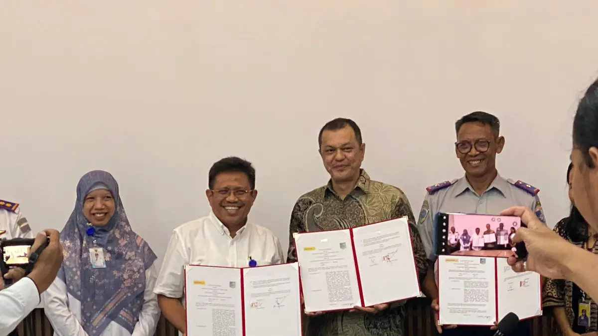 JALIN KERJA SAMA: Bupati Lobar Lalu Ahmad Zaini didampingi Wabup Nurul Adha dan Kadis Perhubungan M Hendrayadi saat menjalin MoU dengan pihak PT Easybook, Rabu (8/4). (TONI/LOMBOK POST)