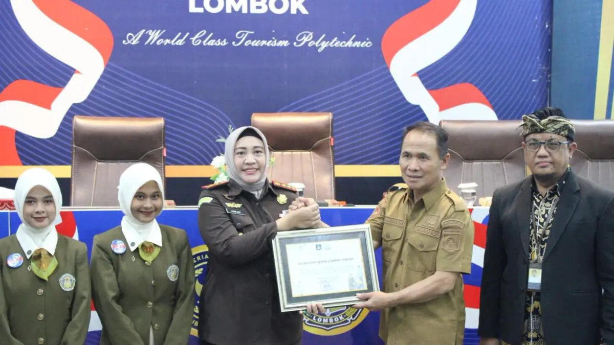 Kepala Kejari Loteng Putri Ayu Wulandari (tiga kiri) memperkenalkan dua wajah barunya Jaksa Sahabat Disabilitas dan Jaksa Sahabat Kampus di amfiteater Poltekpar Lombok, Lombok Tengah. (Dewi/Lombok Post) 