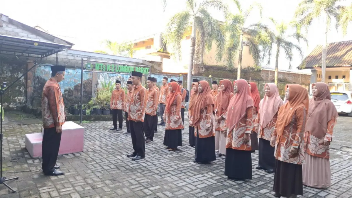 Kepala MTsN 2 Lobar Abdul Azis Faradi memimpin apel di madrasah setempat, belum lama ini. Madrasah ini perkuat Budaya Kerja Kemenag dengan mendorong guru dan tenaga kependidikan lebih profesional.