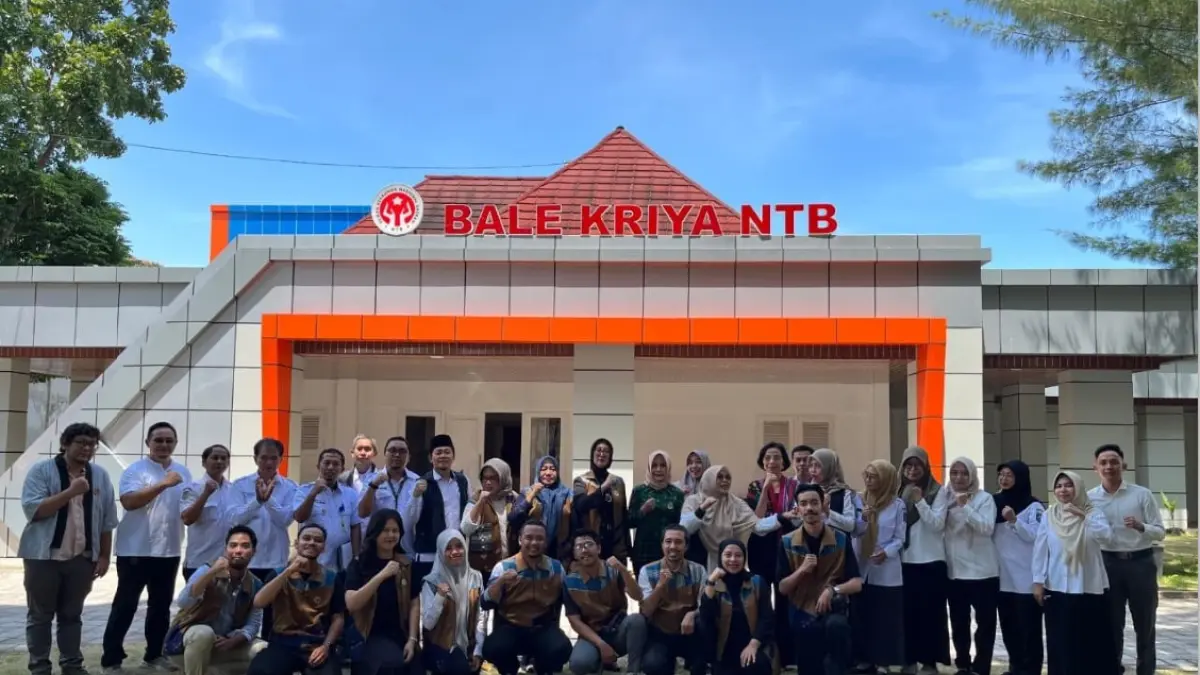 KOMPAK: Ketua Dekranasda NTB Sinta Agathia bersama sejumlah pengurus Dekranasda NTB saat menggelar rapat di Balai Kriya Provinsi NTB di Jalan Pejanggik Mataram, Rabu (8/4). (KOMINFOTIK NTB/LOMBOK POST)