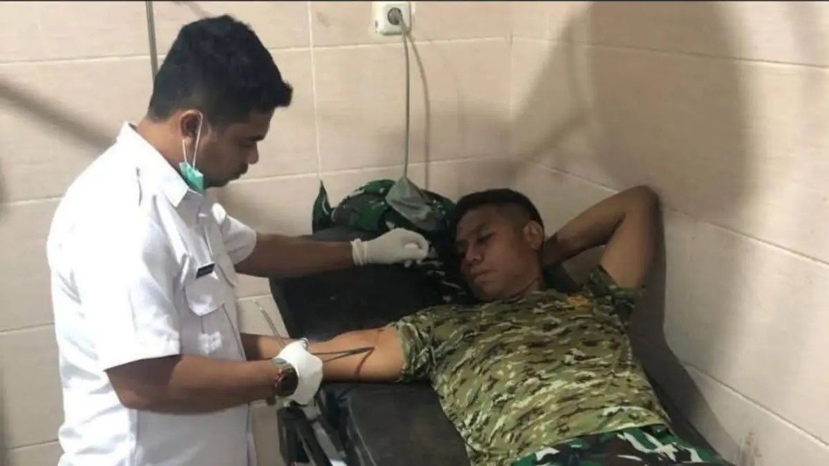 KORBAN: Babinsa Desa Mangge Asi Sertu A Malik menjalani perawatan di rumah sakit Dompu, Selasa (7/4). (Istimewa/Lombok Post)
