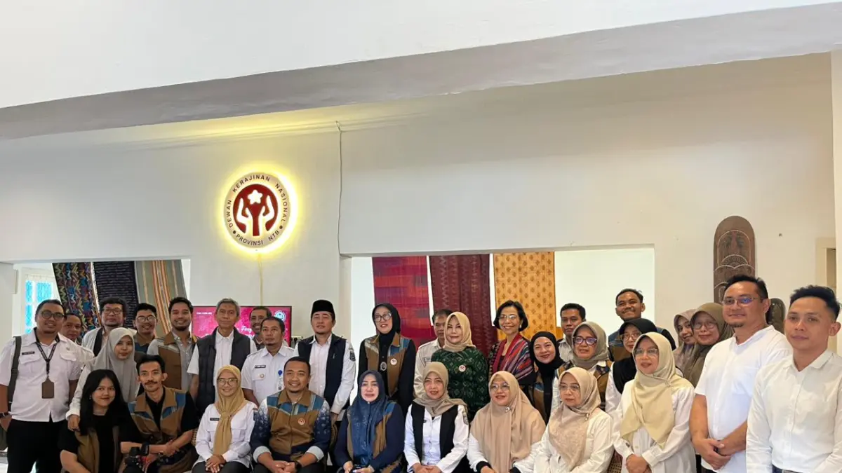 LINTAS SEKTOR: Lintas sektor usai rapat koordinasi dan konsolidasi untuk membawa produk kriya naik kelas hingga tembus pasar global, Rabu (8/4). (BIRO ADPIM SETDA NTB FOR LOMBOK POST)
