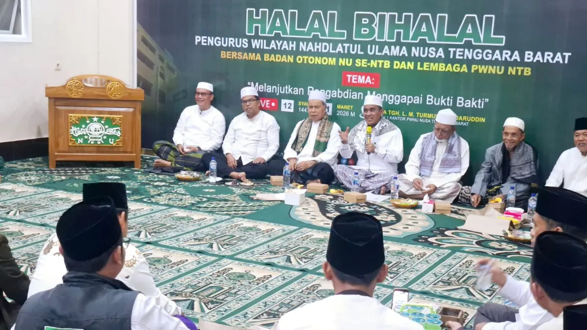 ORMAS ISLAM: Ketua PWNU NTB Prof Masnun Tahir dan jajaran Mustasyar, Syuriyah, Tanfidziyah, AHWA, dan Banom, menggelar Halalbihalal di Kantor PWNU NTB, Selasa malam lalu (31/3). (UMAR/LOMBOK POST)