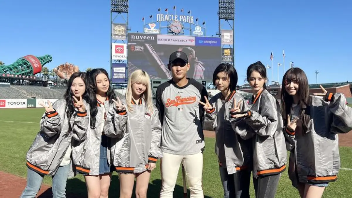Grup K-pop wanita NMIXX berpose bersama Lee Jung-hoo, di tengah, dari San Francisco Giants sebelum penampilan dan lemparan seremonial mereka untuk pertandingan Major League Baseball antara Giants dan Philadelphia Phillies di Oracle Park di San Francisco, Senin (waktu setempat). (Courtesy of JYP Entertainment)

