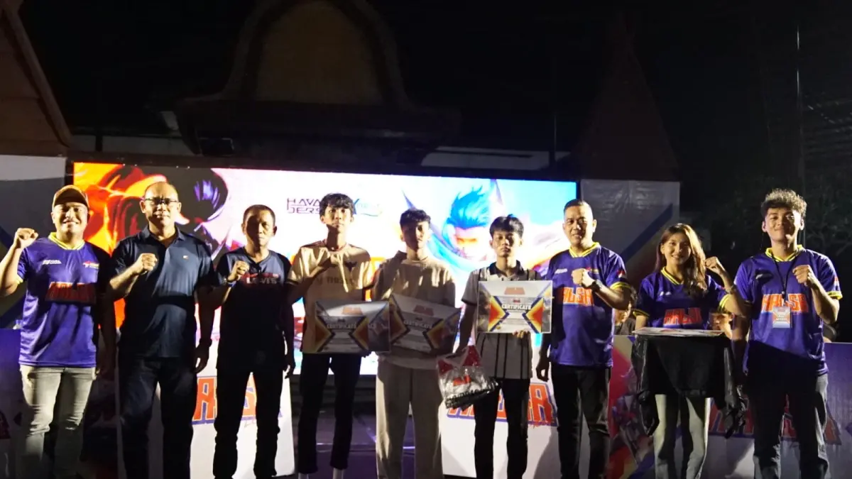 Para juara kompetisi esport KALSA League usai menerima hadiah dari penyelenggara, belum lama ini. (IST/LOMBOK POST)