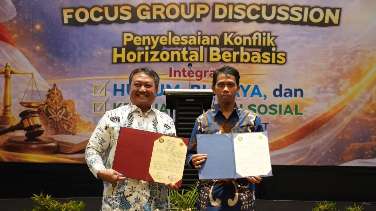 Rektor Unram Prof. Dr. Sukardi (kanan) bersama Rektor Universitas Pancasila Prof Dr. Adnan Hamid teken MoU di Hotel Prime Park, Rabu lalu (8/4).

