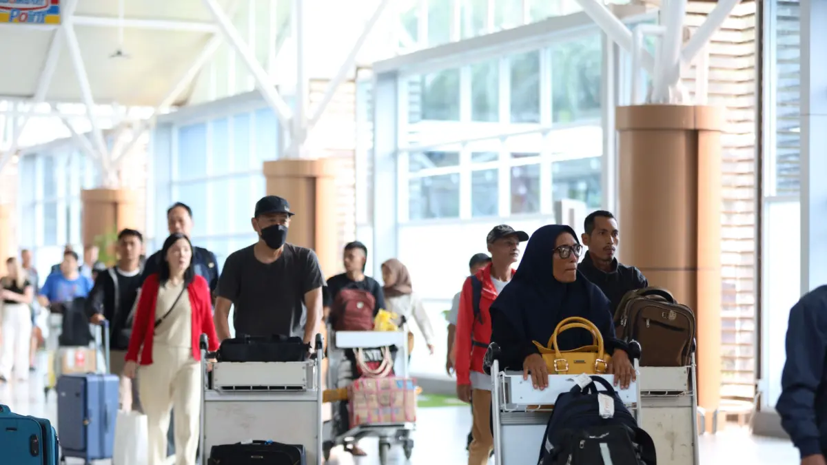 Sejumlah calon penumpang pesawat berjalan menuju pintu keberangkatan di Bandara Internasional Zainuddin Abdul Madjid, Lombok Tengah, belum lama ini. (Dewi/Lombok Post) 
