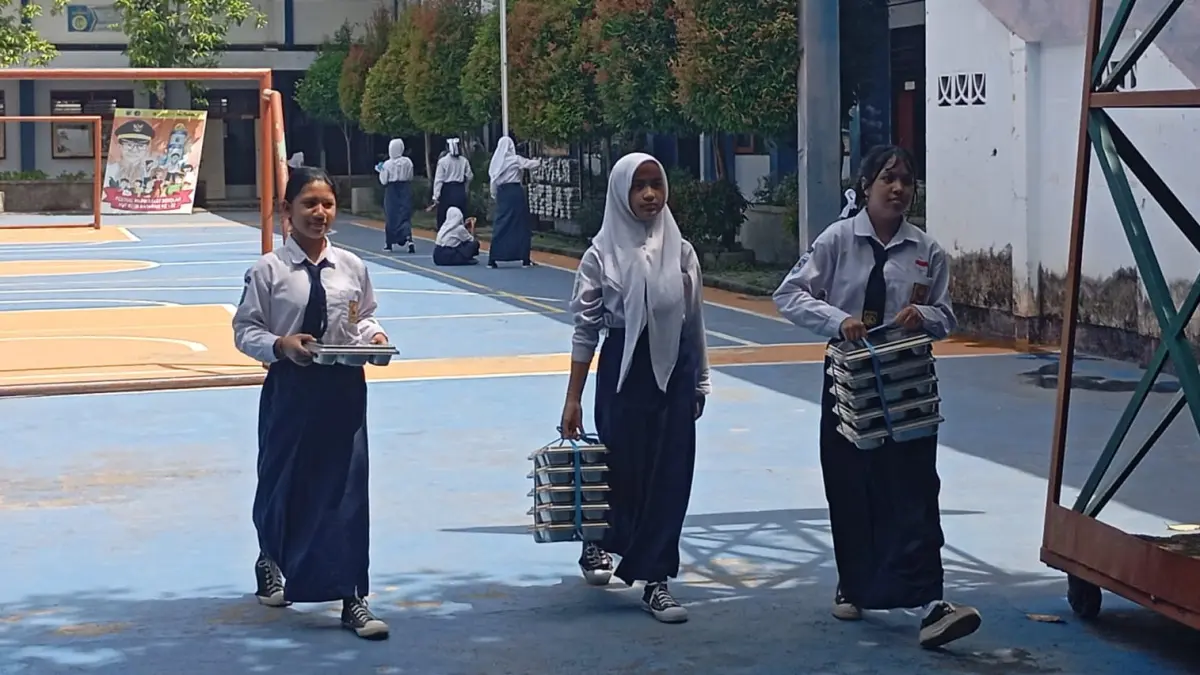 Siswa SMPN 15 Mataram mengembalikan ompreng usai menikmati menu MBG.Sekolah ini mewakili NTB pada lomba PJAS Aman nasional 2026.