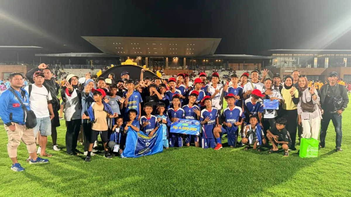 Skuad U14 NFA Narmada berfoto bersama usai menerima penghargaan semifinalis pada Bali 7s 2026 di Training Ground Bali United, Gianyar, Minggu (5/4). (DOK NFA)