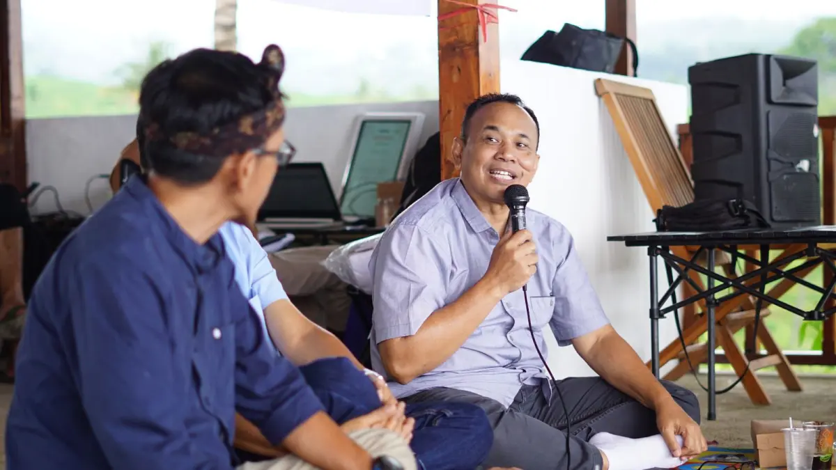Suasana pelaksnaan  FGD Nyangkar Carik di Labuan Carik, beberapa waktu lalu. (IST/LOMBOK POST)