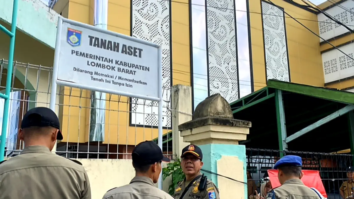 Tim dari Pemkab Lobar saat memasang plang aset kepemilikan beberapa waktu lalu. (DOK/LOMBOK POST)